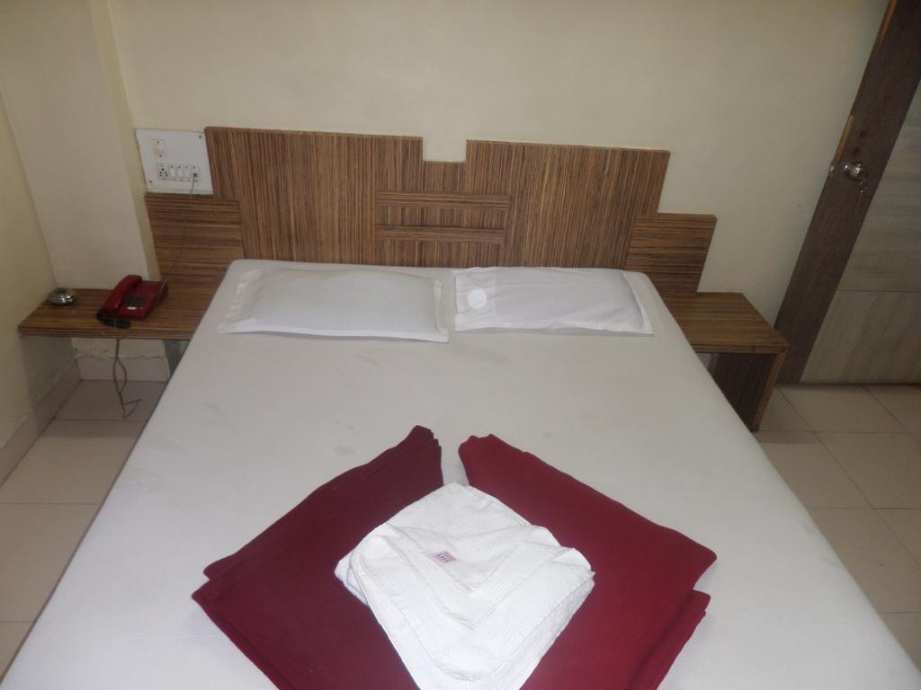 Hotel Sai Ratna Nashik Phòng bức ảnh